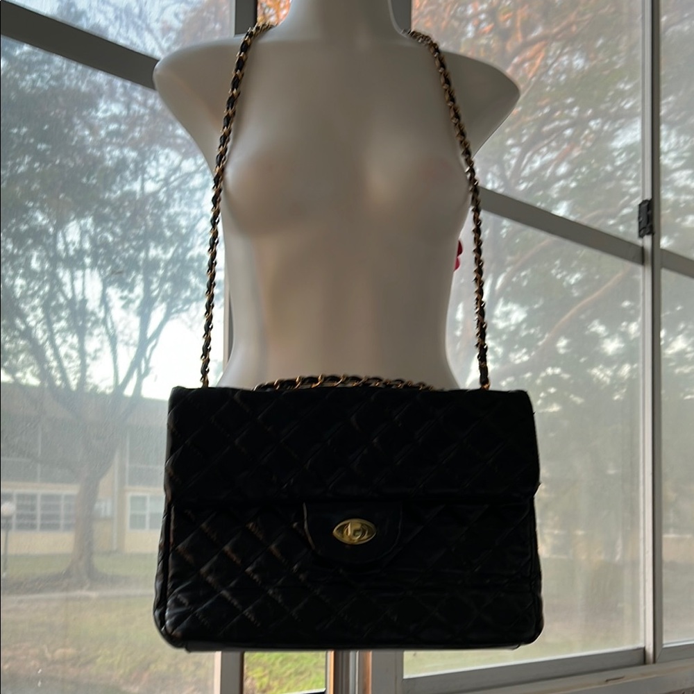 Elegant Black Quilted Shoulder Bag - Picture 4 of 9